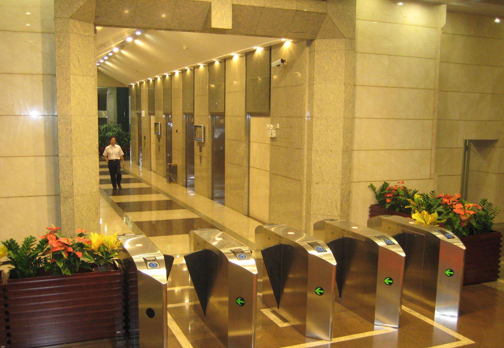 深圳閘機廠家講解高檔翼閘的功能應(yīng)用