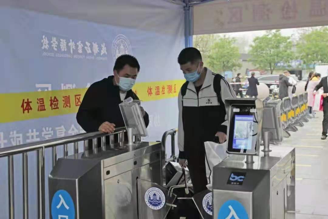 智能防疫門禁閘機(jī)自助核驗(yàn)有序過閘