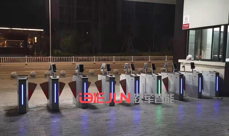 人臉識別閘機為工廠解決日常員工考勤問題